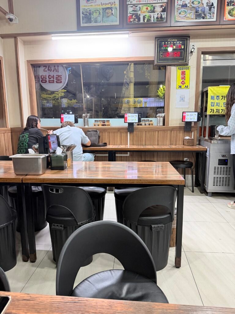 늦은 시간에도 손님이 있는 오목골 식당 내부