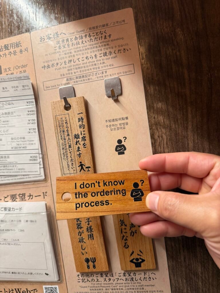 이치란 주문하는 방법을 모르겠어요 영어 안내 나무 팻말