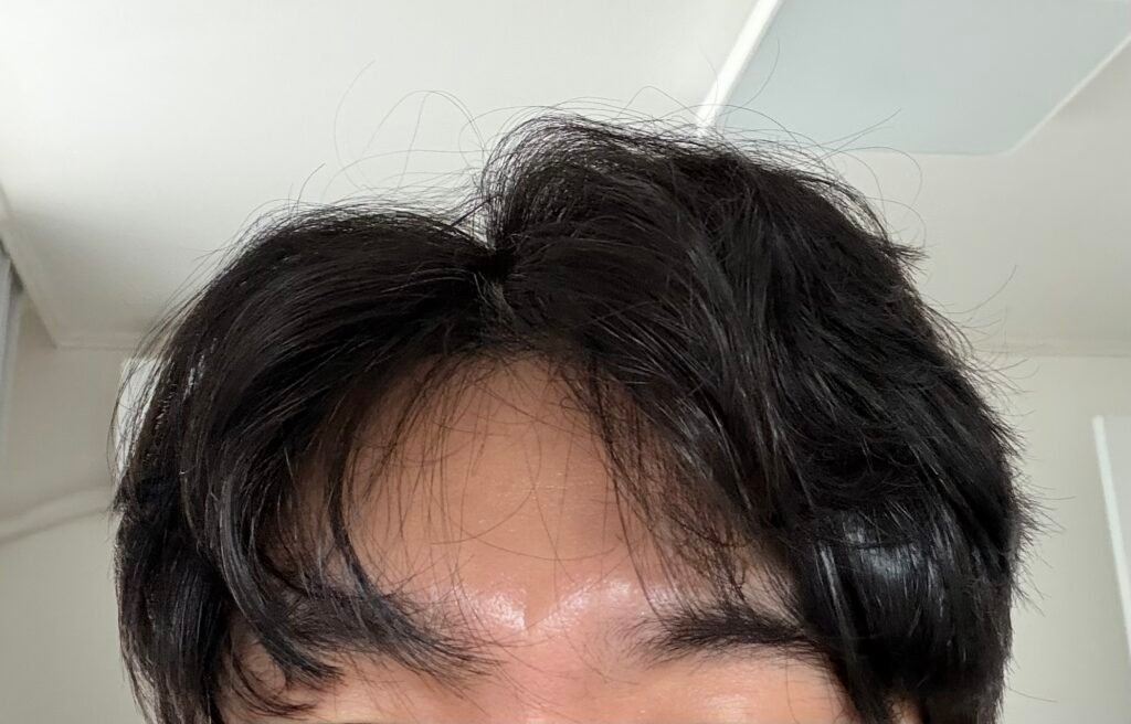HUBRON 슬림 고데기로 앞머리 뿌리 볼륨을 만드는 모습