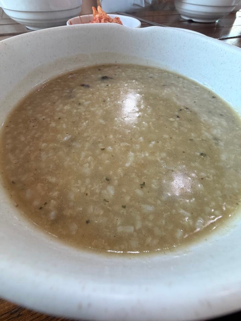 쌀알과 보말이 보이는 진득한 보말죽