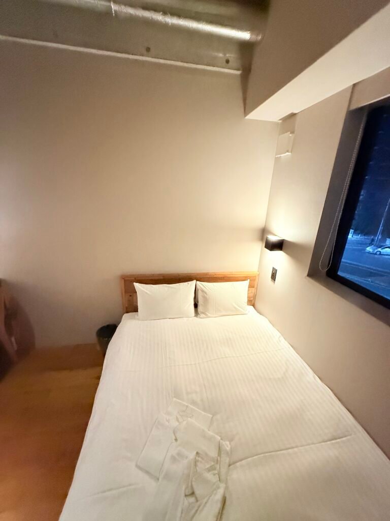 호텔 메이 후쿠오카 텐진 객실 더블베드와 창문
