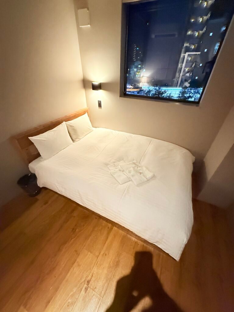 두 사람이 사용하기 넉넉한 호텔 메이 후쿠오카 텐진 침대