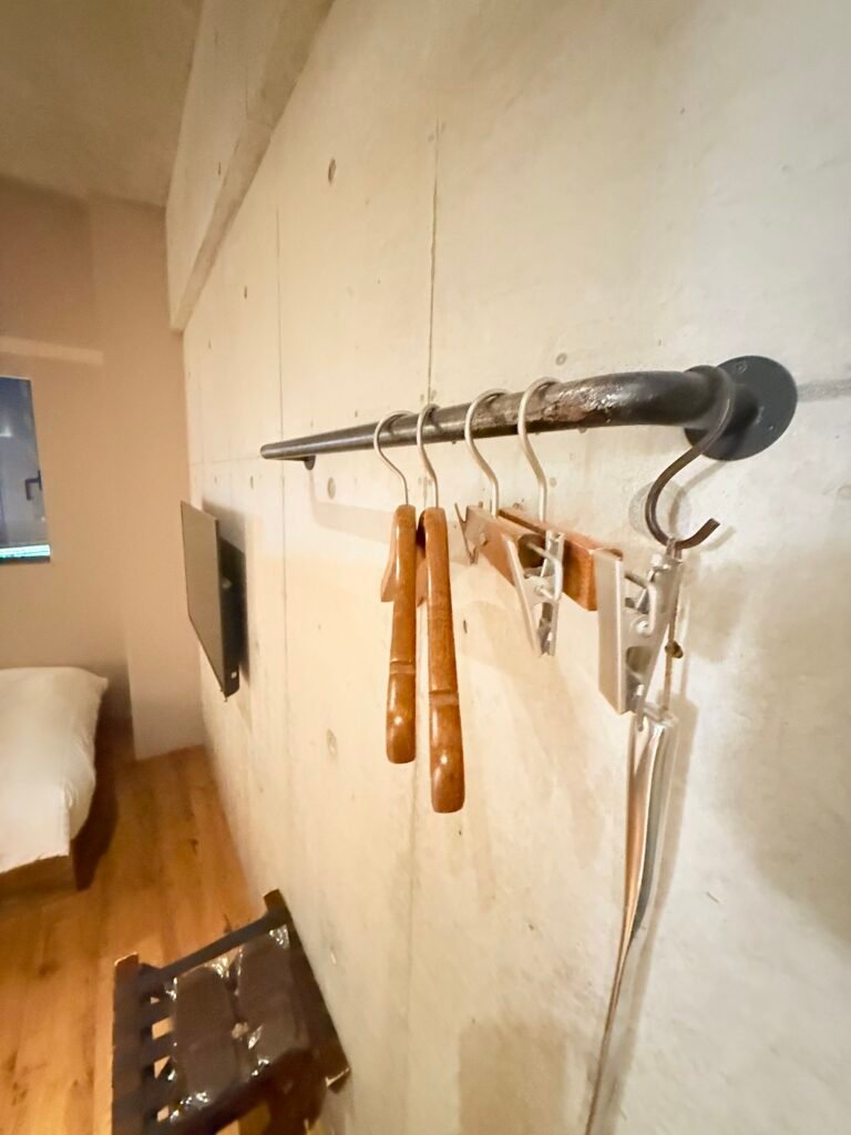 호텔 메이 후쿠오카 텐진 벽면 행거와 옷걸이