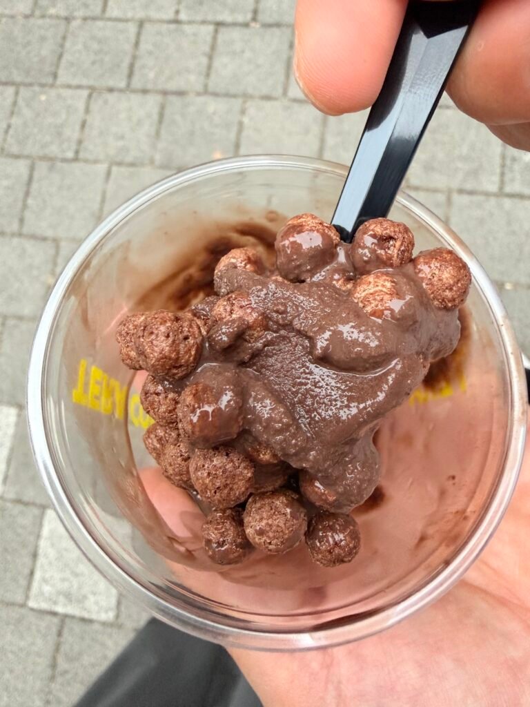 다크쇼콜라 아이스크림과 코코볼을 숟가락으로 떠먹는 모습