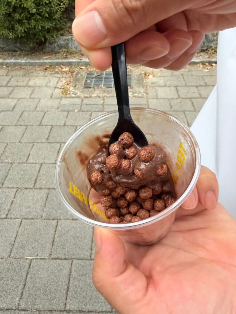 다크쇼콜라 아이스크림과 코코볼 토핑이 섞인 모습