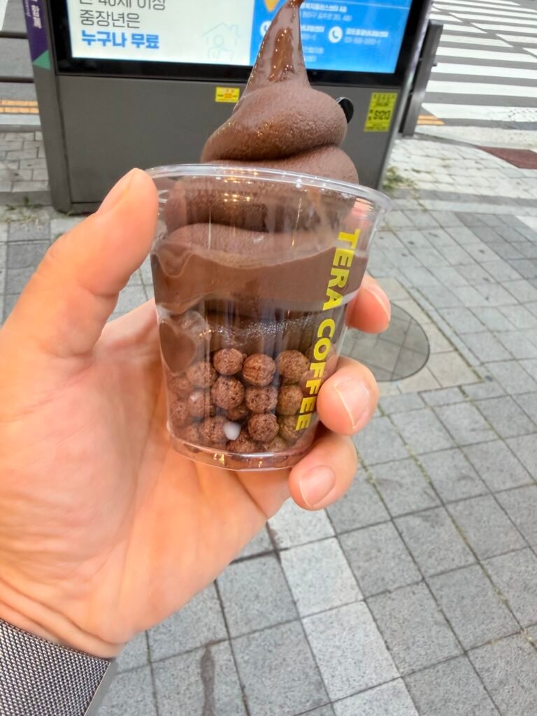 코코볼이 담긴 테라커피 다크쇼콜라컵