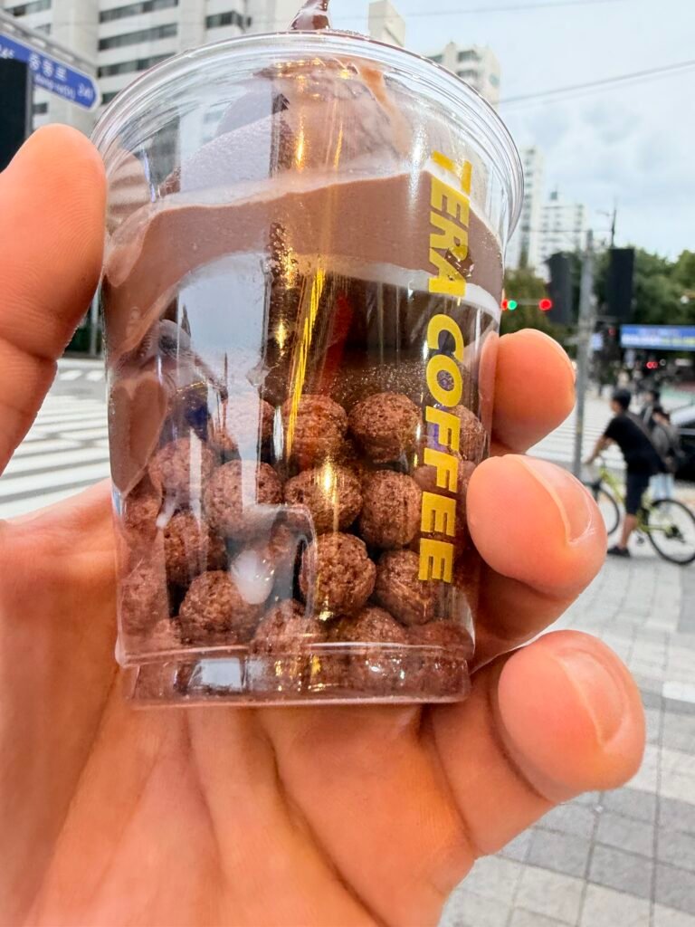 테라커피 다크쇼콜라컵 아래에 담긴 코코볼 토핑