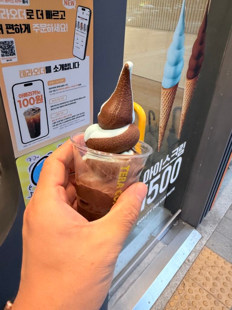 테라커피 아이스크림 다크쇼콜라컵과 바닐라스카이 다크쇼콜라 트위스트컵