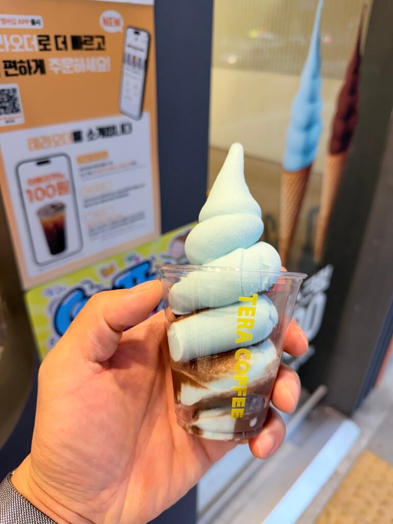 바닐라스카이와 다크쇼콜라가 섞인 테라커피 트위스트컵
