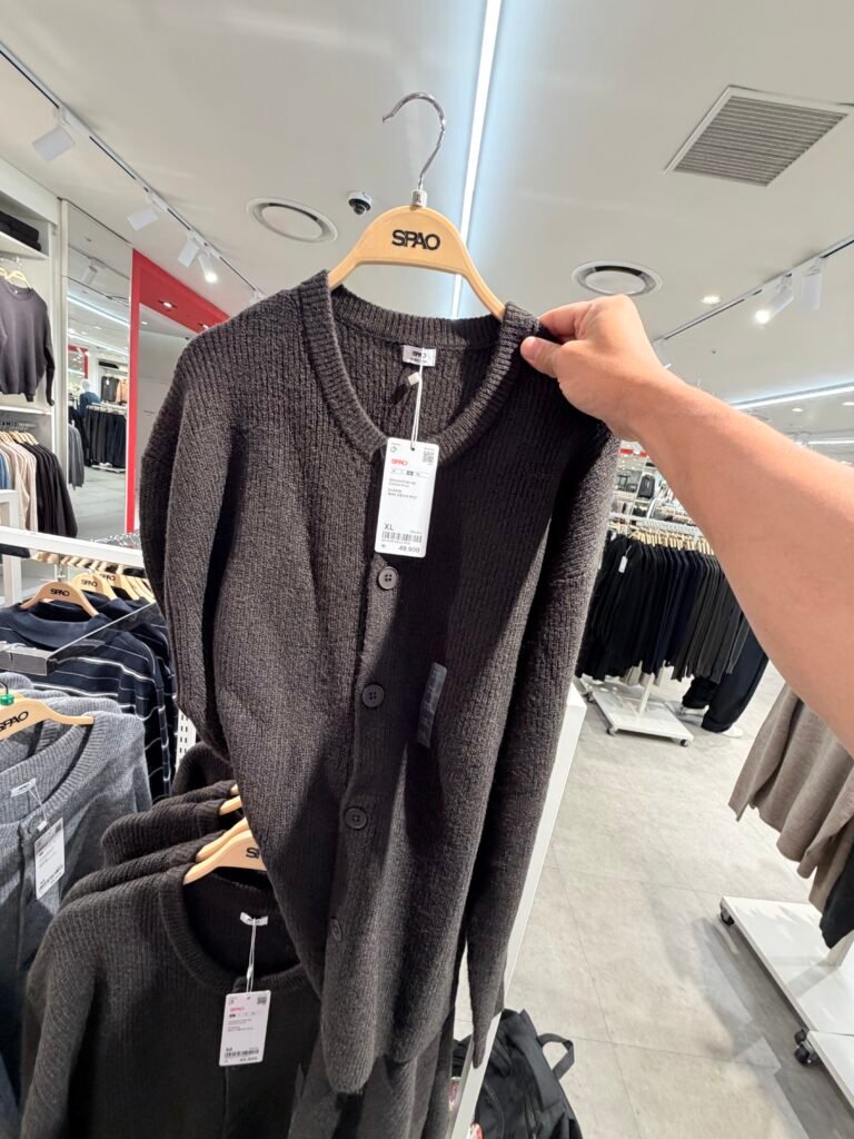 스파오 브이넥 가디건을 직접 살펴보는 모습