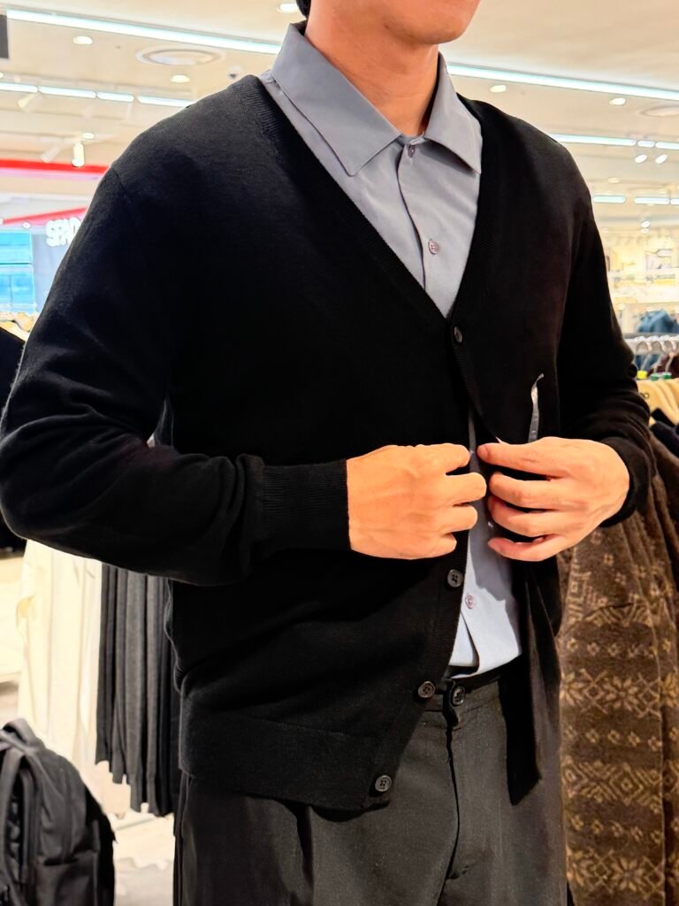 블랙 가디건과 셔츠를 함께 입어본 가을 코디