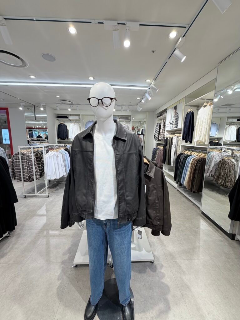 가죽 재킷과 청바지를 코디한 스파오 남성 마네킹