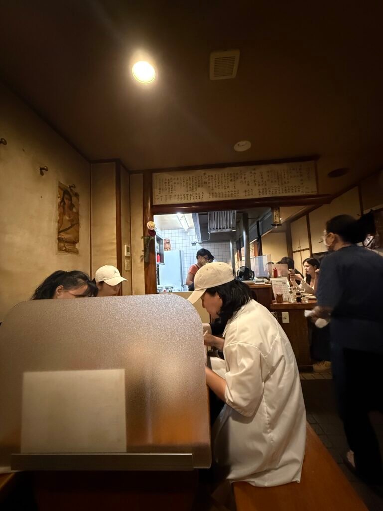 후쿠오카 아사야마의 아담한 매장 내부와 좌석