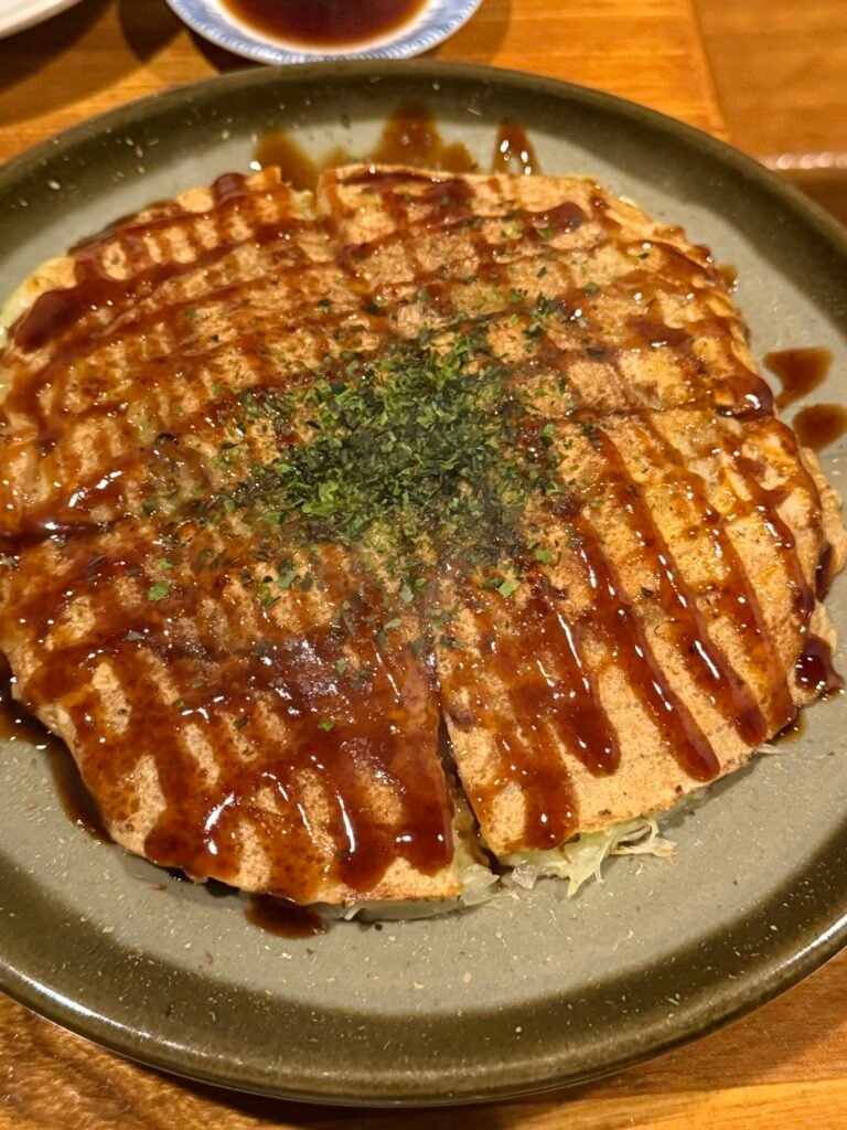 소스와 파래를 올린 아사야마 오코노미야끼