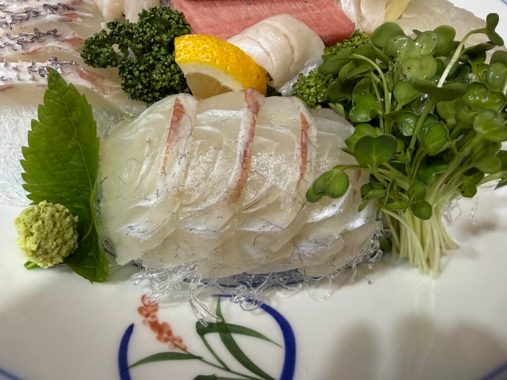 두툼하게 썰어 담아낸 원스시 모둠회 한 접시