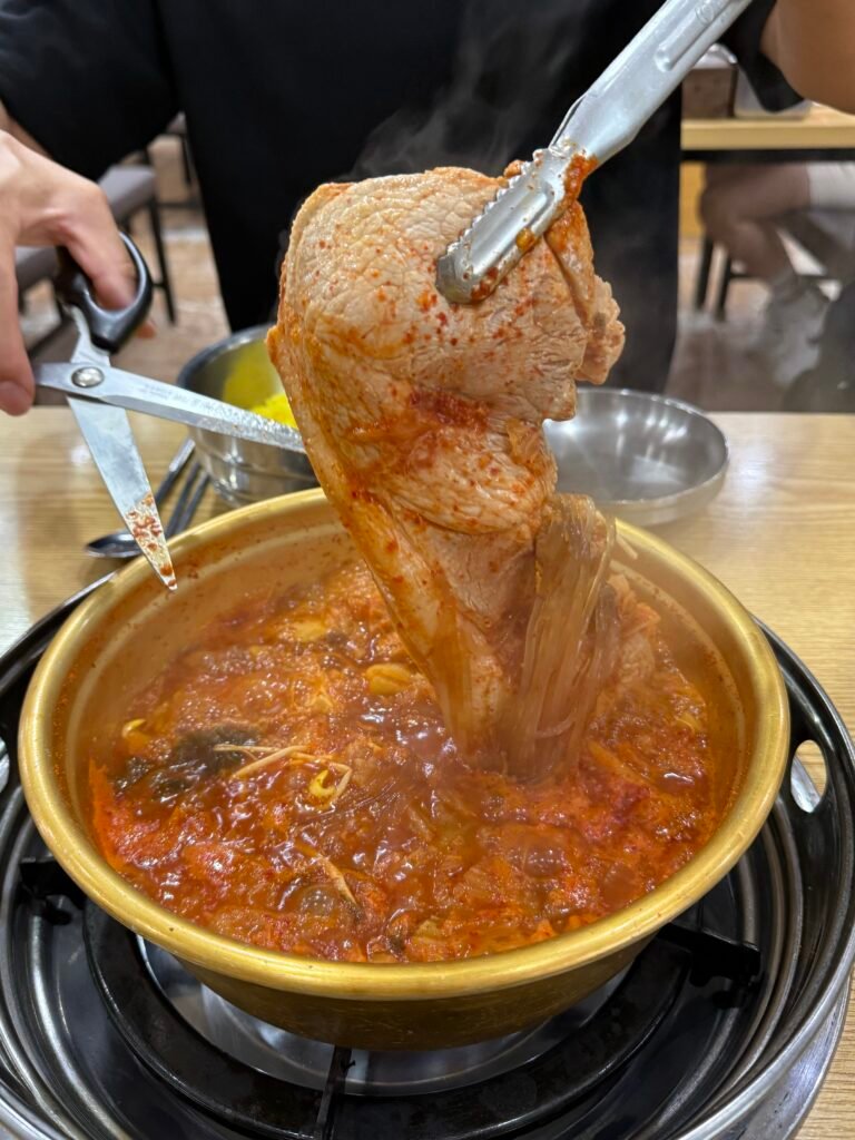 8개월 숙성 국내산 김치와 돼지고기 앞다리살이 들어간 탕가네 김치찌개