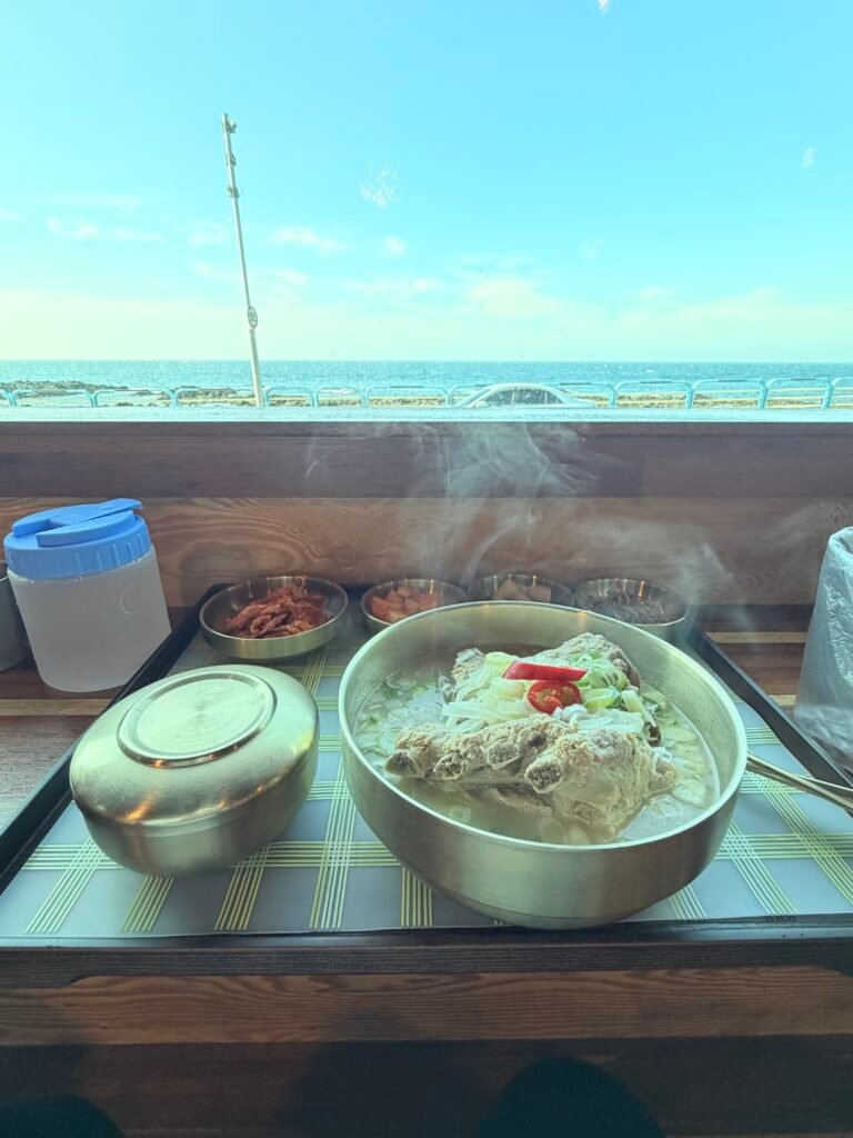뽀얀 국물과 큼직한 돼지뼈가 담긴 제주 향토음식
