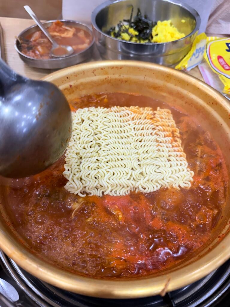 탕가네 김치찌개 국물에 라면사리를 넣어 끓이는 모습