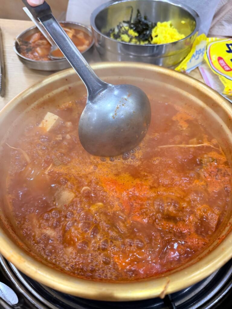 두부와 콩나물, 돼지고기를 함께 덜어낸 탕가네 김치찌개