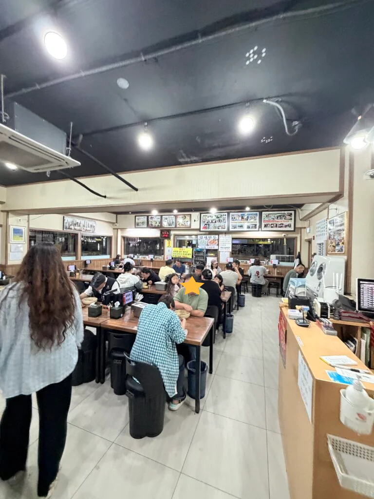 테이블이 여러 개 놓여 있는 오목골 즉석메밀우동 내부