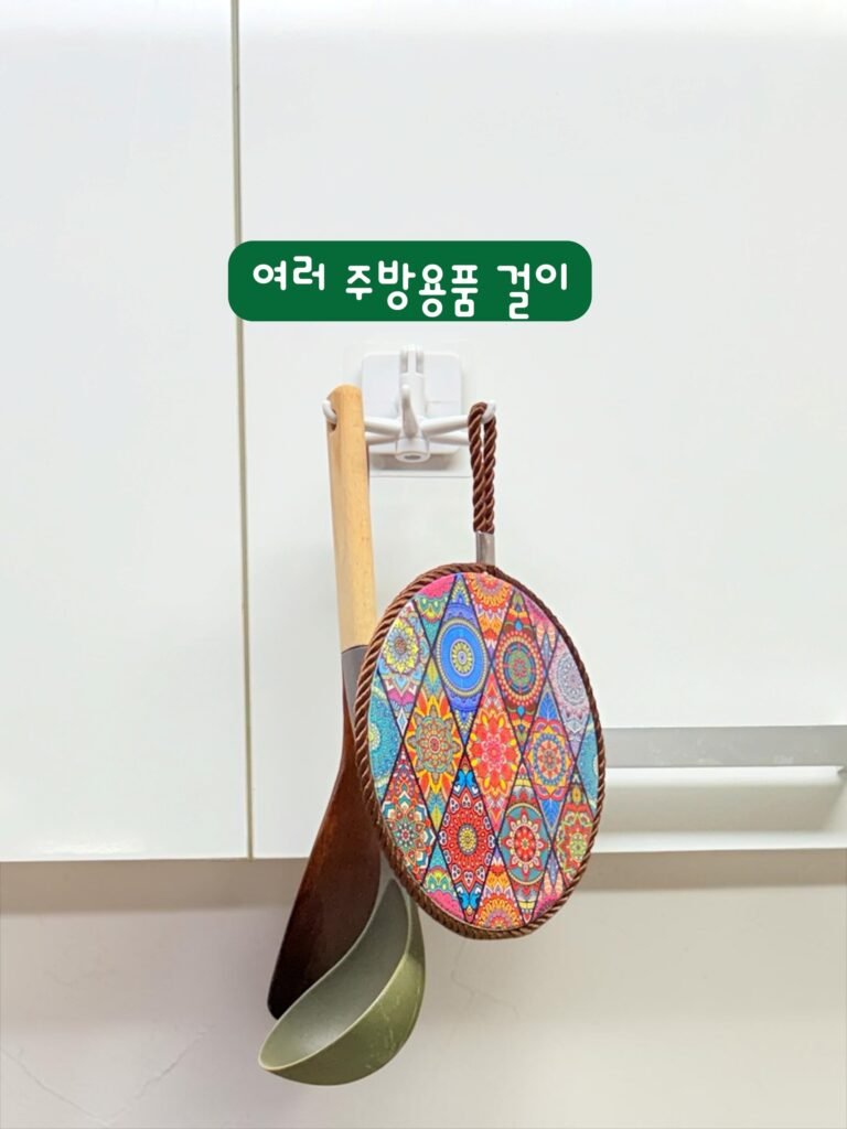 360도 회전식 접착 후크에 국자와 조리도구를 걸어둔 모습