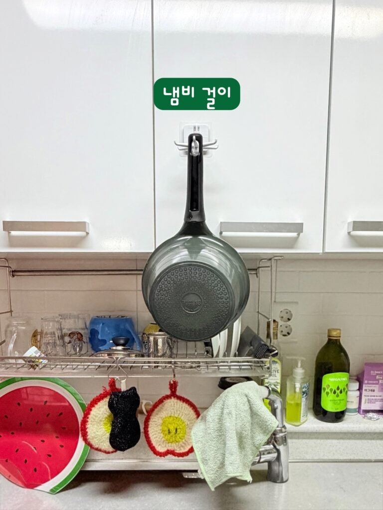 제한하중 1kg 회전식 접착 후크에 프라이팬을 걸어본 모습