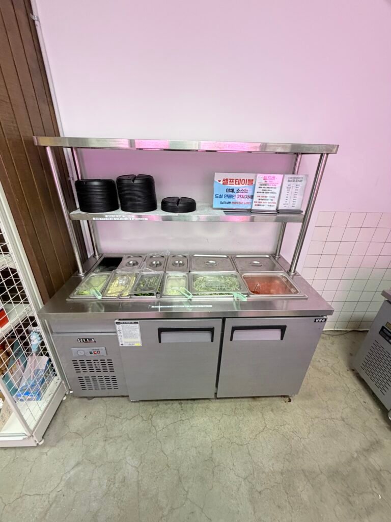 바베큐 식사에 필요한 곁들임 재료를 가져갈 수 있는 에제르파크 셀프바