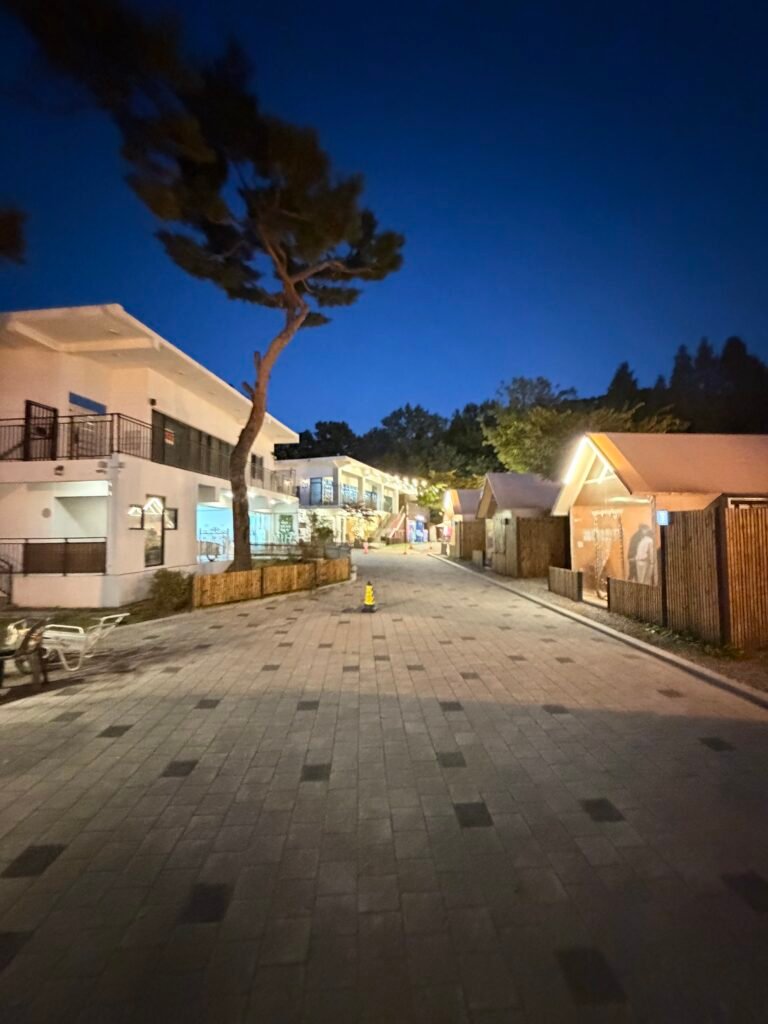 저녁 조명 아래에서 식사할 수 있는 에제르파크의 야외 공간