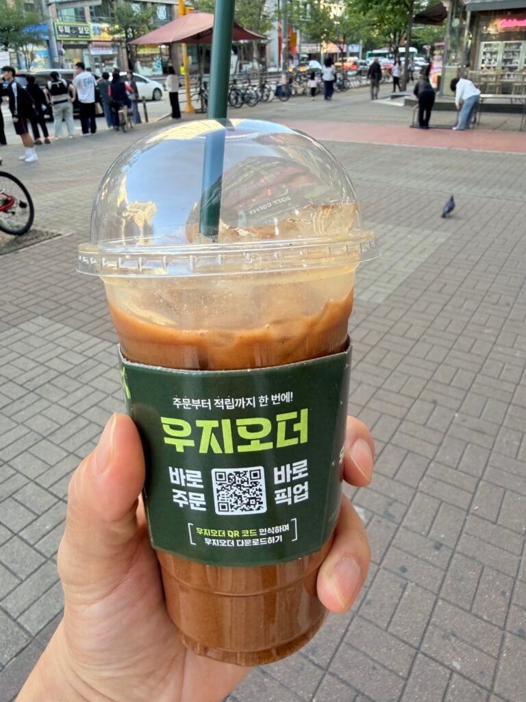 우지커피 할미숫가루 음료와 상동역점 가격·사이즈·주문 옵션 안내 문구가 담긴 대표 이미지