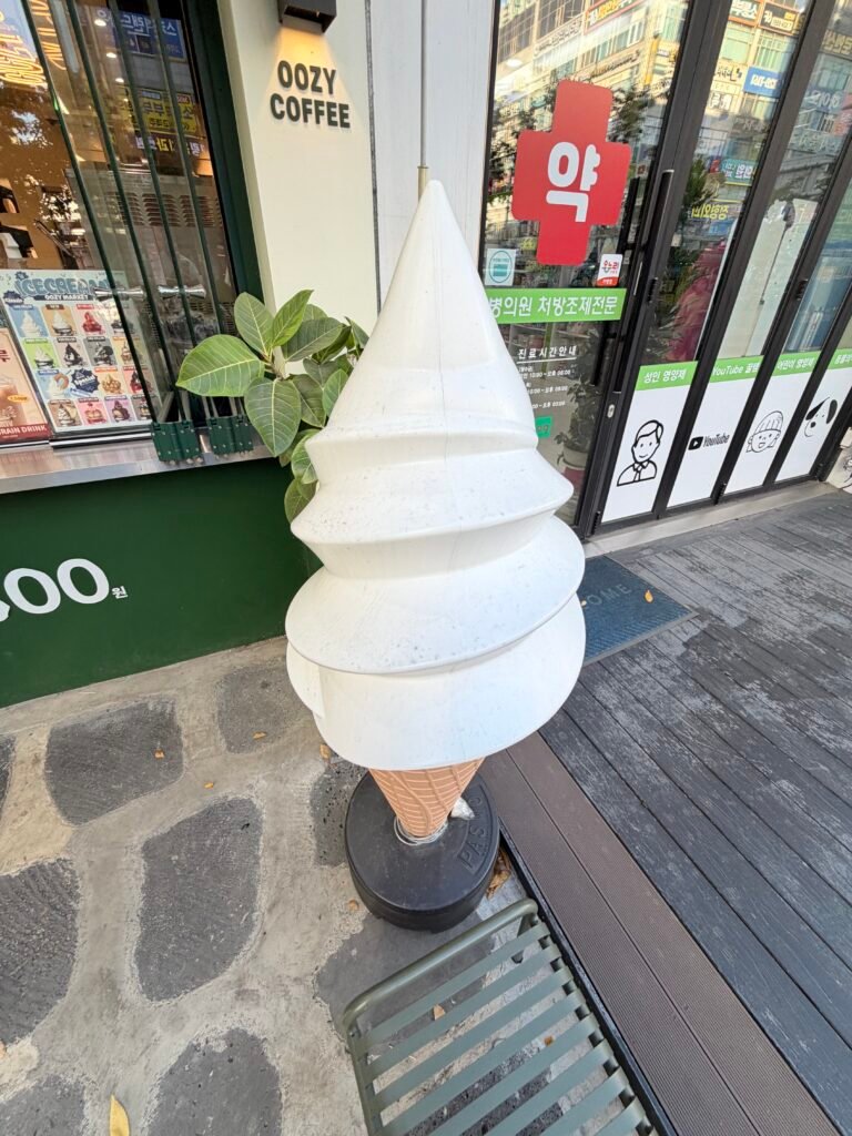 우지커피 상동역점 입구에 놓인 소프트 아이스크림 콘 모형