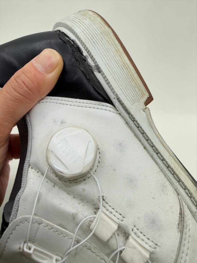 하루 압착 후 골프화 옆면과 밑창이 붙어 있는 상태